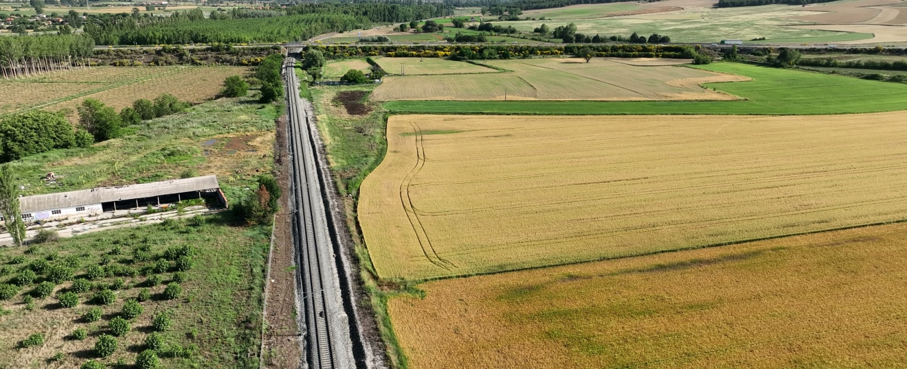 Vía de tren entre campos de cereal en el tramo Palencia Norte–Amusco. Fotografía aérea con dron de VISUAIR