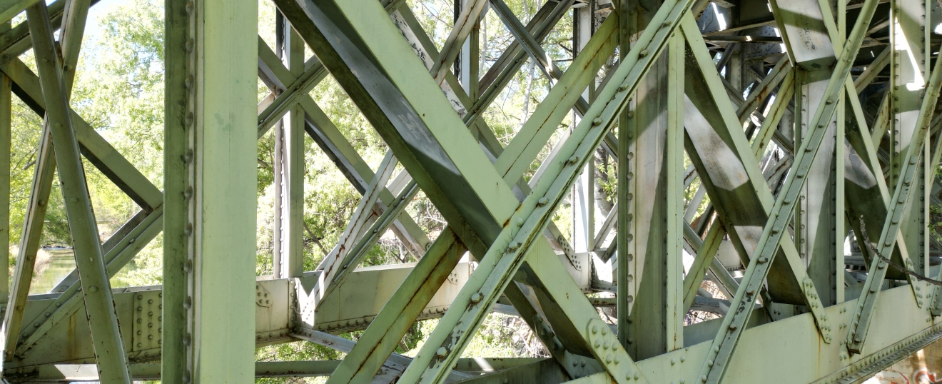 Estructura de celosía del puente de Cuenca durante la inspección. Fotografía aérea con dron de VISUAIR