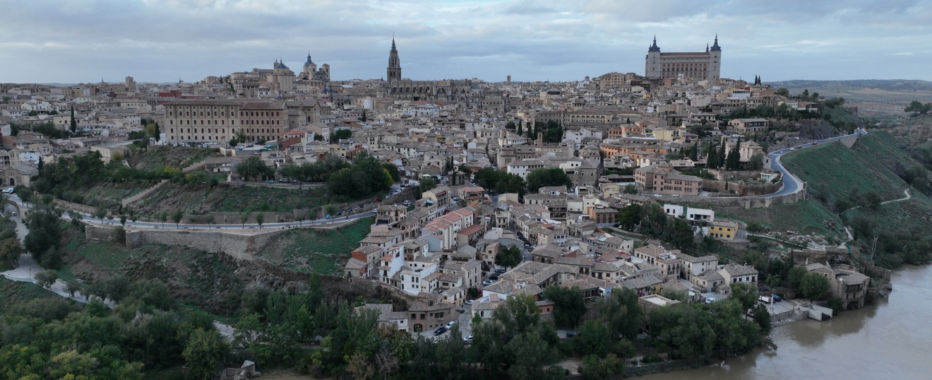 Toledo con el Tajo, la catedral y el Alcázar. Fotografía aérea con dron de VISUAIR
