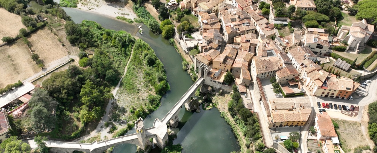Puente medieval de Besalú sobre el Fluvià. Fotografía aérea con dron de VISUAIR