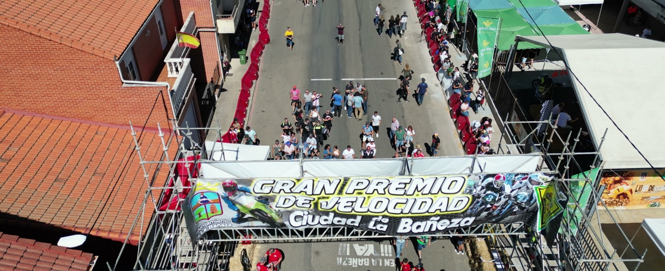 Salida del Gran Premio de Velocidad de La Bañeza. Fotografía aérea con dron de VISUAIR
