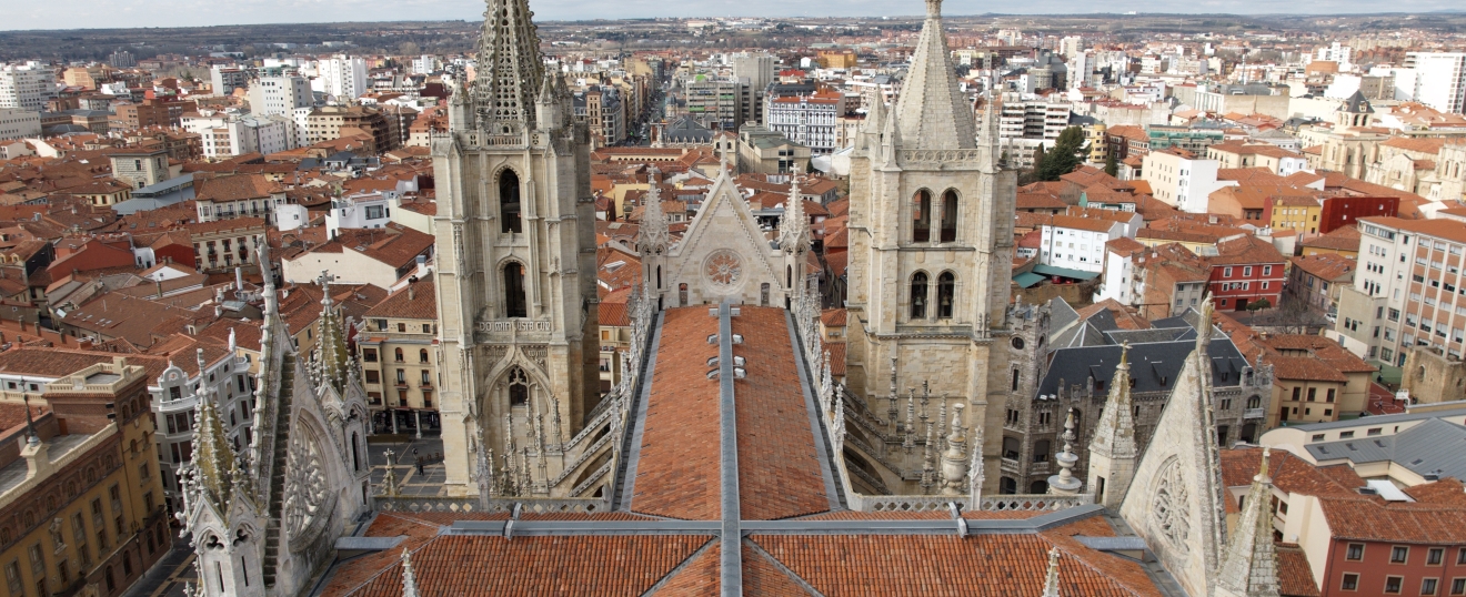 Catedral de León y casco antiguo desde el aire. Fotografía aérea con dron de VISUAIR