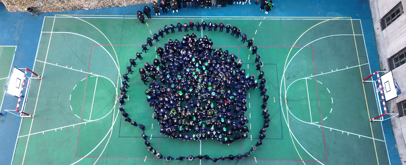Alumnos del colegio Carmelitas formando una figura en la pista. Fotografía aérea con dron de VISUAIR