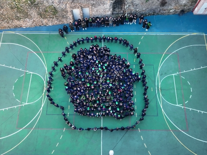 Alumnos del colegio Carmelitas formando una figura en la pista. Fotografía aérea con dron de VISUAIR