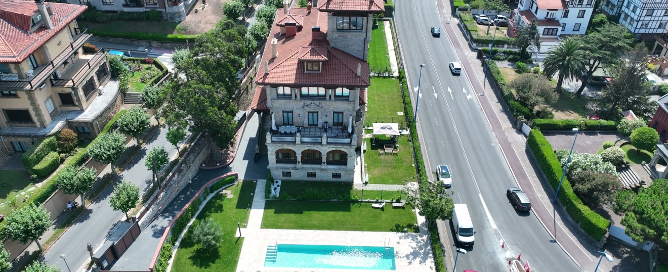 Villa con jardín y piscina en Getxo. Fotografía aérea con dron de VISUAIR