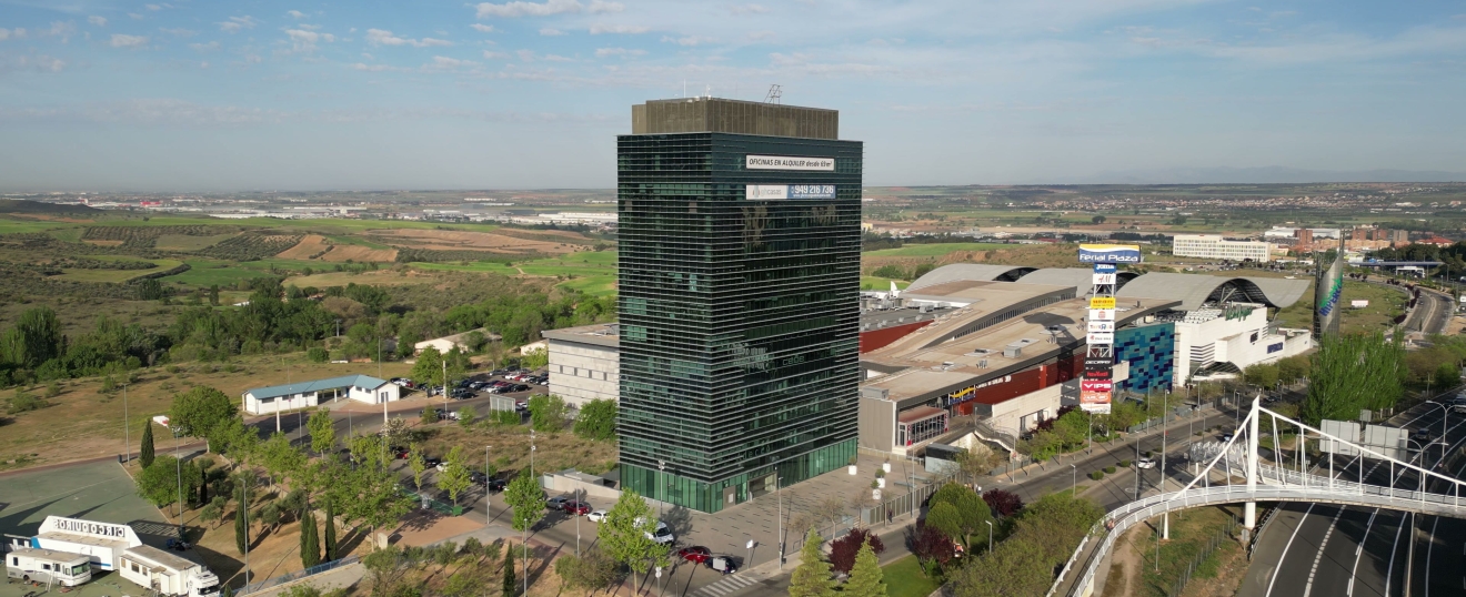Torre de oficinas de cristal en Guadalajara junto a la autovía. Fotografía aérea con dron de VISUAIR
