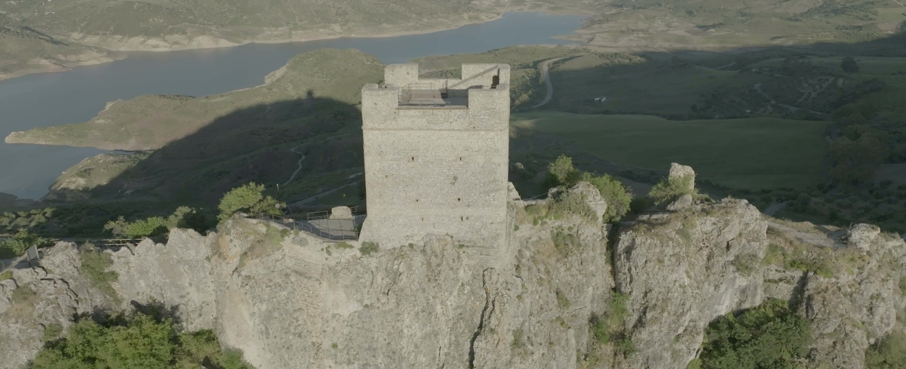 Torre del castillo de Zahara de la Sierra sobre el embalse. Fotografía aérea con dron de VISUAIR