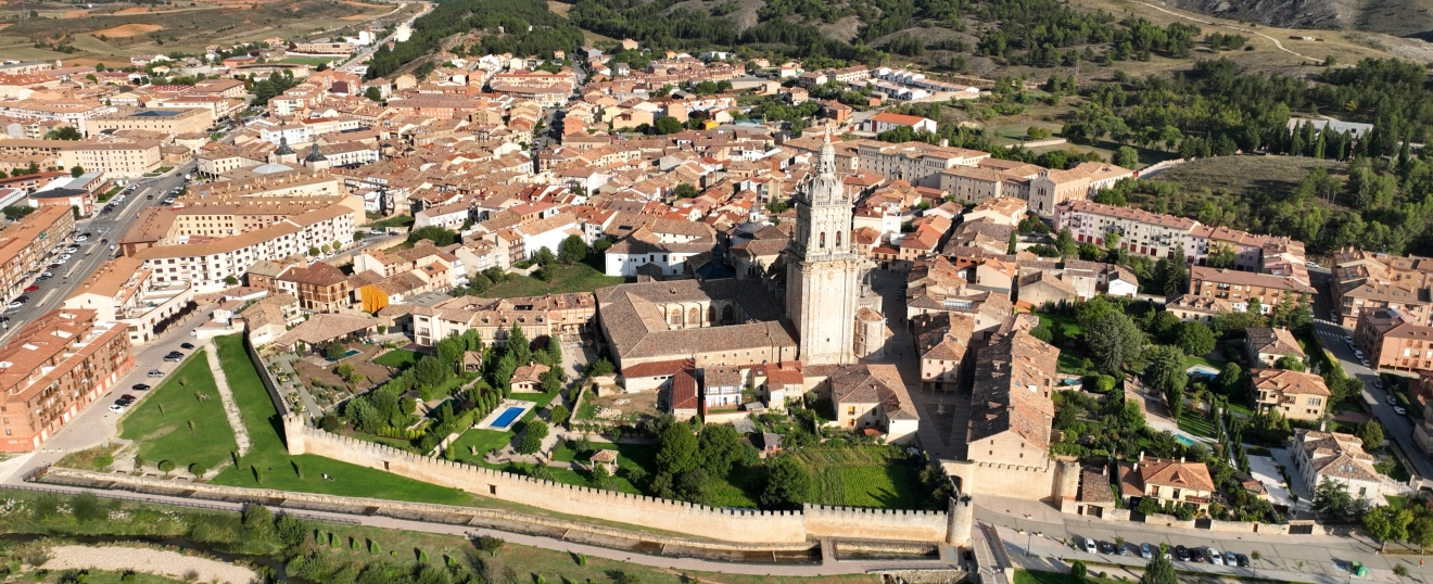 El Burgo de Osma con la catedral y la muralla. Fotografía aérea con dron de VISUAIR