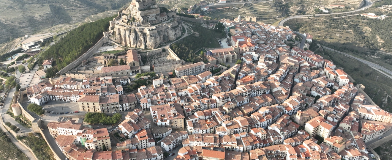Morella amurallada con el castillo. Fotografía aérea con dron de VISUAIR