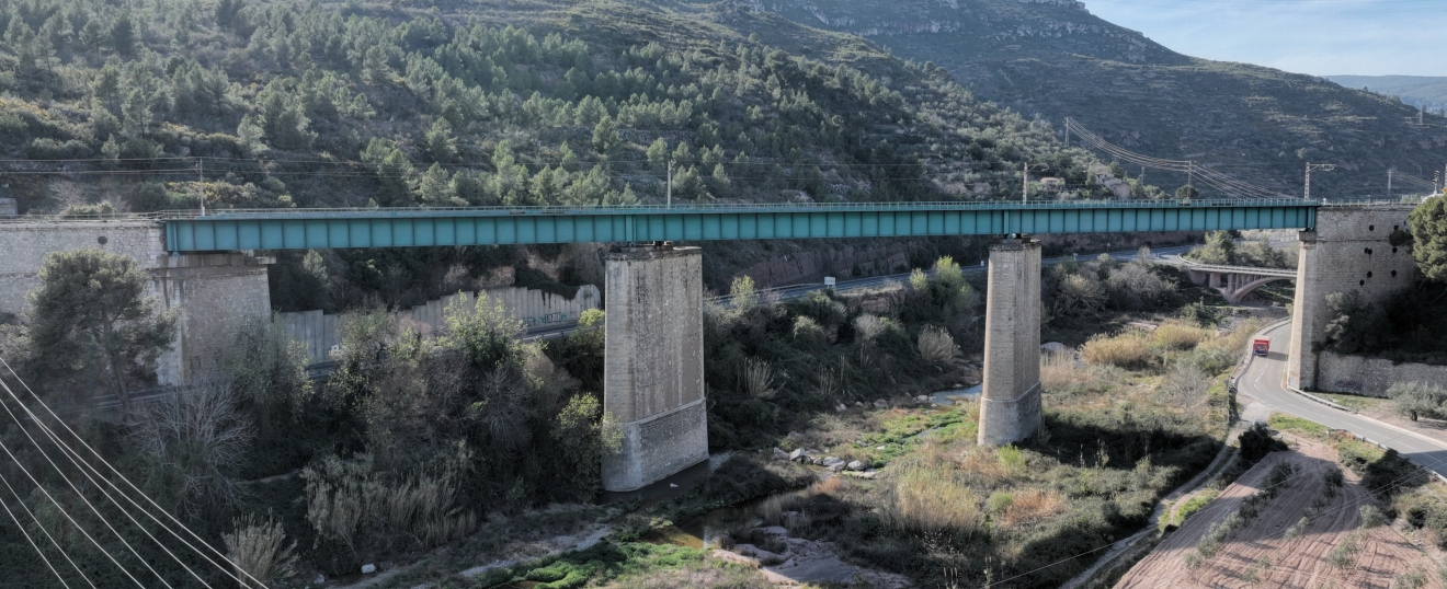 Viaducto metálico sobre pilas de piedra en el valle (Tarragona). Fotografía aérea con dron de VISUAIR