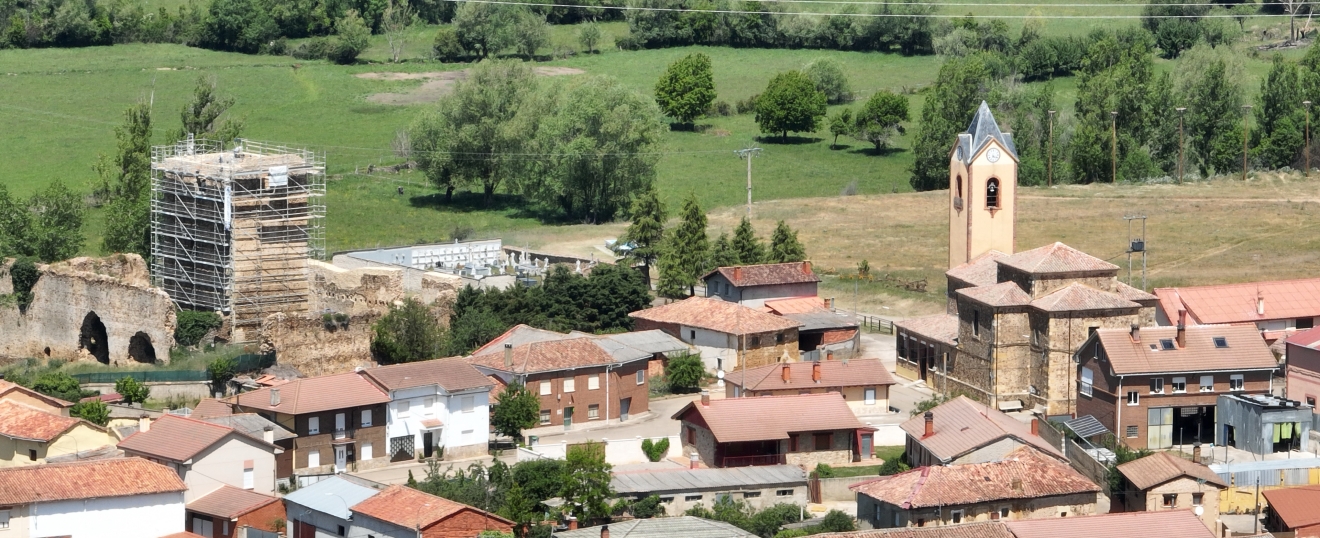 Torre del castillo de Villapadierna sobre el pueblo. Fotografía aérea con dron de VISUAIR