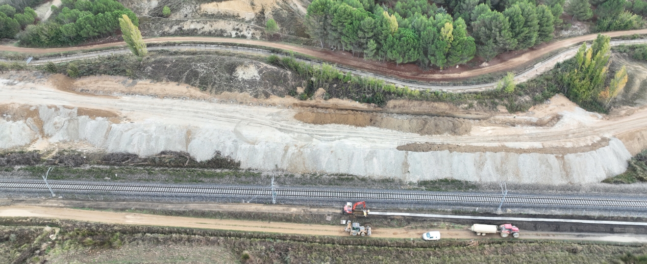 Desmonte de la traza del AVE junto a la autovía. Fotografía aérea con dron de VISUAIR
