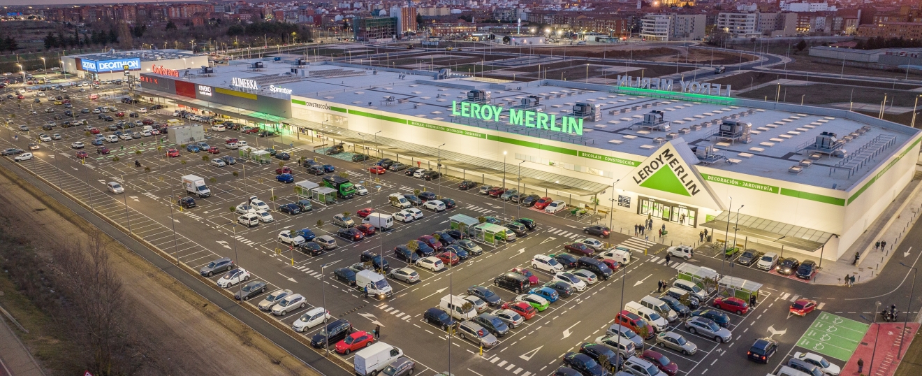 Parque comercial Reino de León al atardecer desde el aire, fotografía con dron de VISUAIR