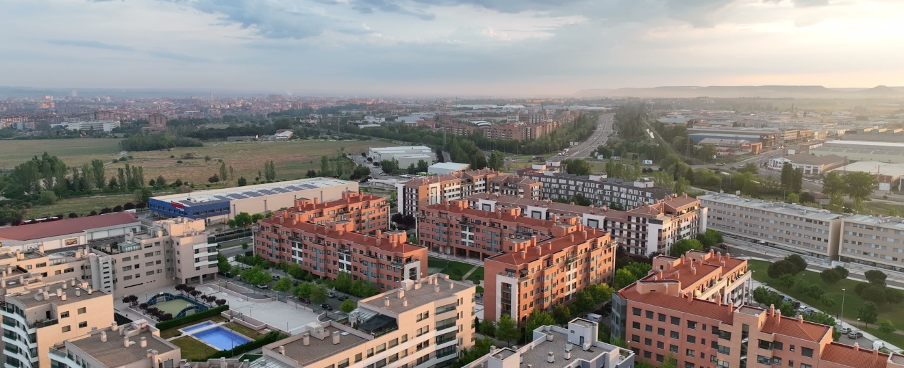 Urbanización residencial en Valladolid al atardecer. Fotografía aérea con dron de VISUAIR