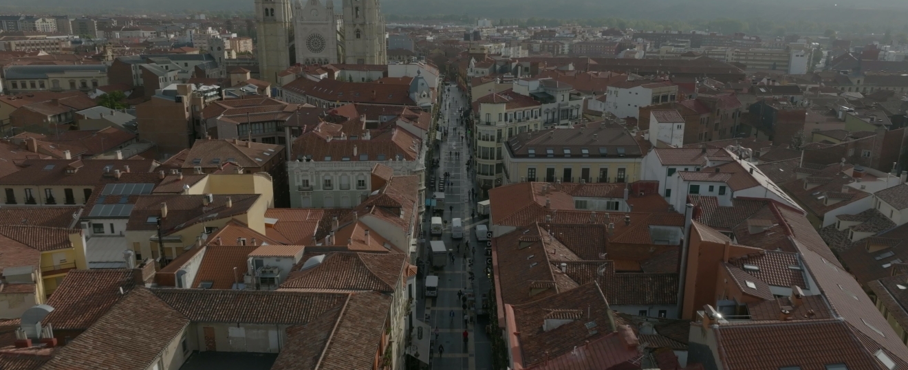 Calle del centro de León con la catedral al fondo. Fotografía aérea con dron de VISUAIR