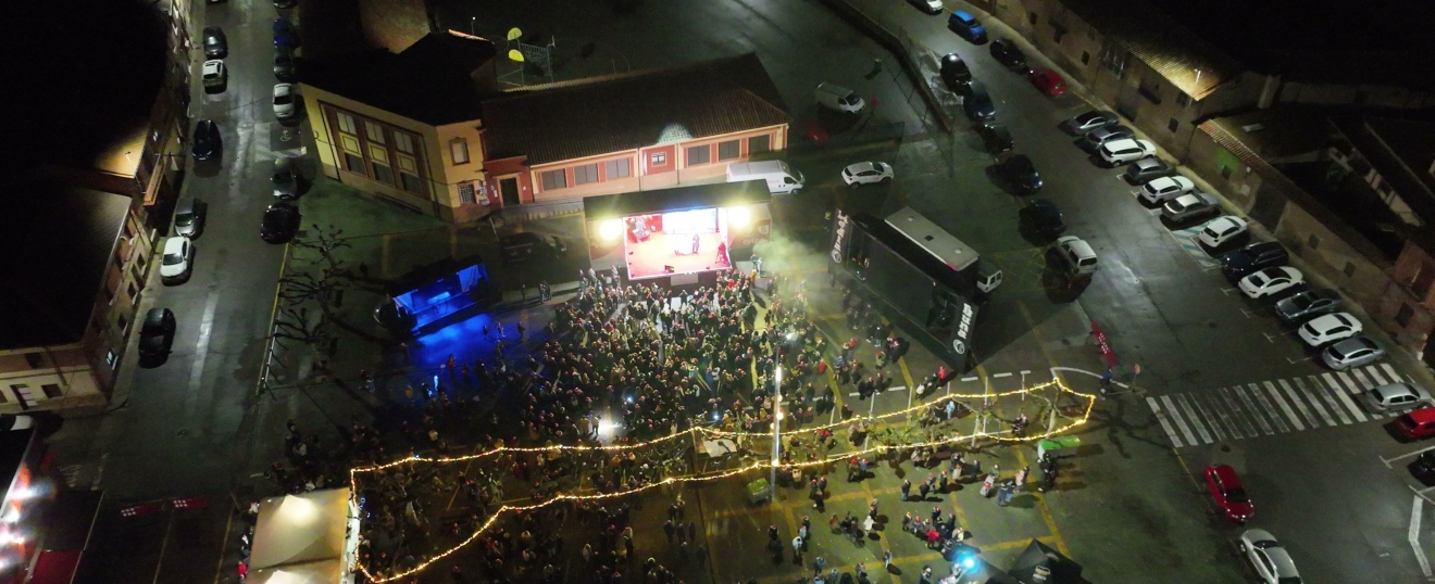 Plaza de Hospital de Órbigo con el escenario de las campanadas. Fotografía aérea con dron de VISUAIR