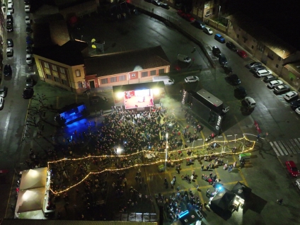 Plaza de Hospital de Órbigo con el escenario de las campanadas. Fotografía aérea con dron de VISUAIR