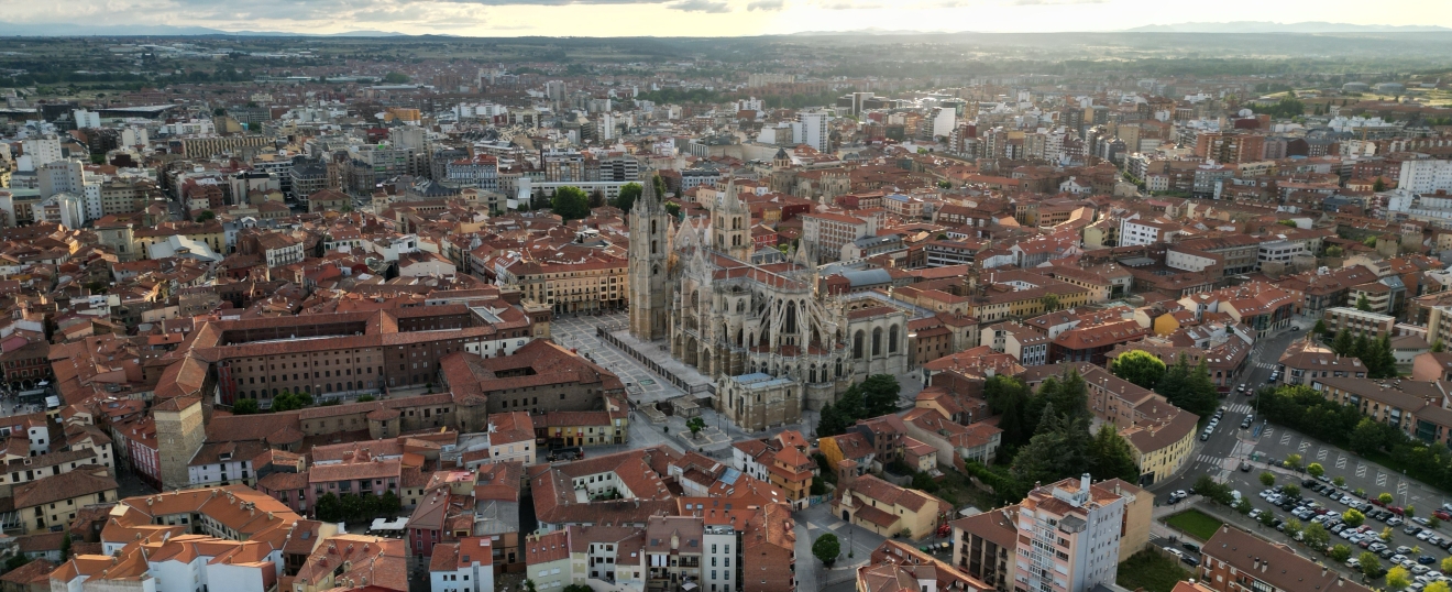 Panorámica de León con la catedral. Fotografía aérea con dron de VISUAIR