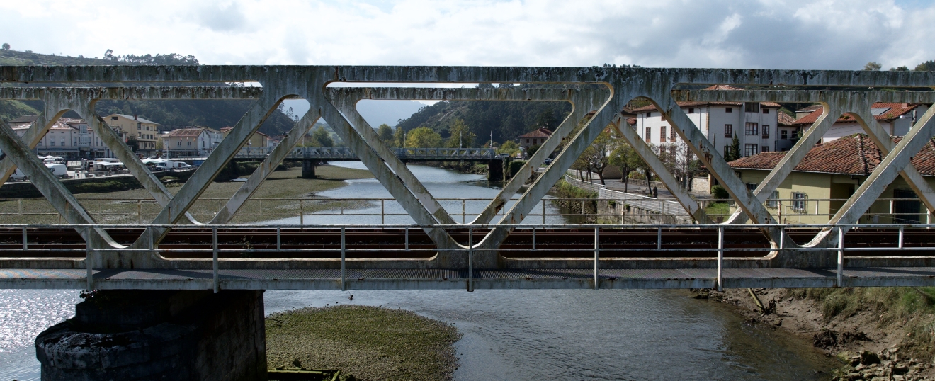 Puente metálico de celosía sobre la ría. Fotografía aérea con dron de VISUAIR