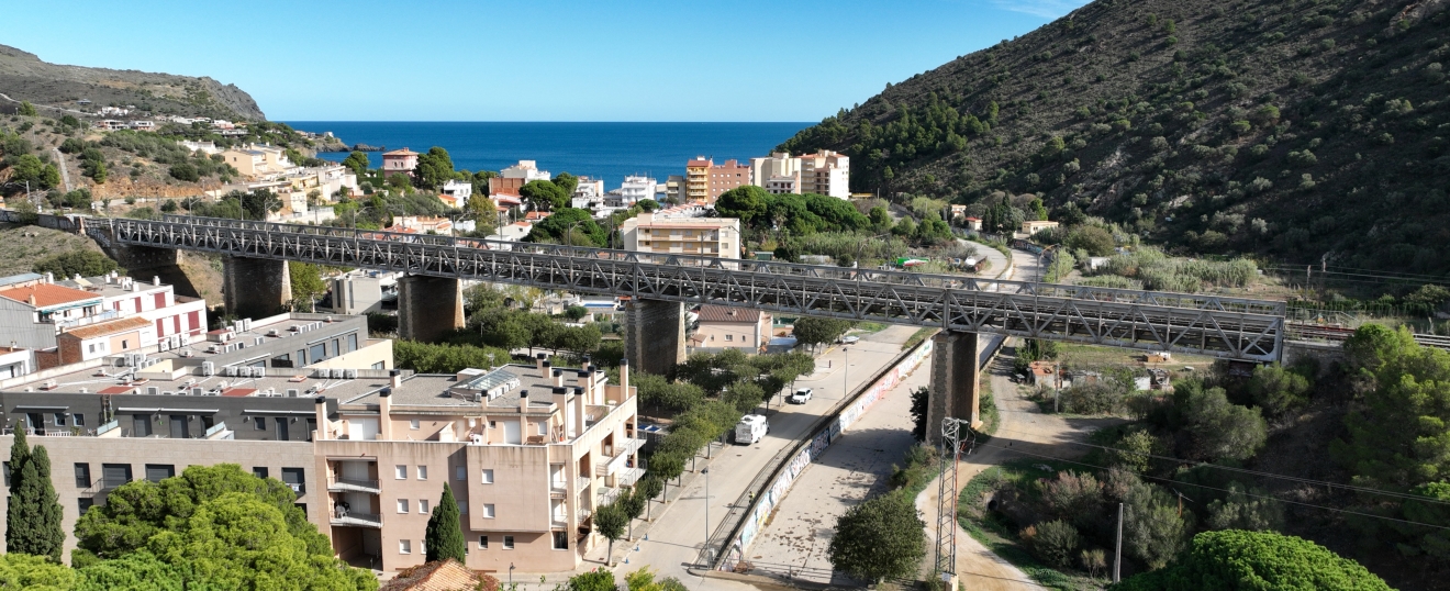 Viaducto de Colera con el pueblo y el mar. Fotografía aérea con dron de VISUAIR