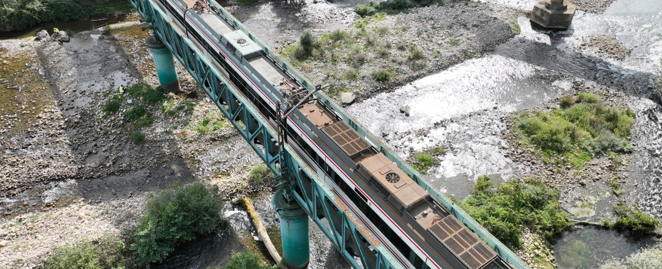 Puente de celosía sobre el cauce visto desde el aire. Fotografía aérea con dron de VISUAIR