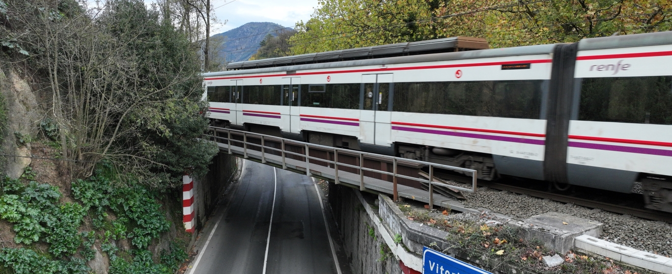 Tren cruzando el puente sobre la carretera de Donostia. Fotografía aérea con dron de VISUAIR