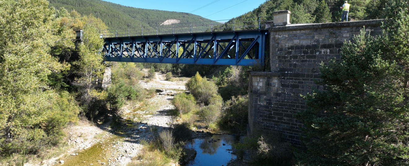 Puente de celosía sobre el río en un valle del Pirineo (Huesca). Fotografía aérea con dron de VISUAIR