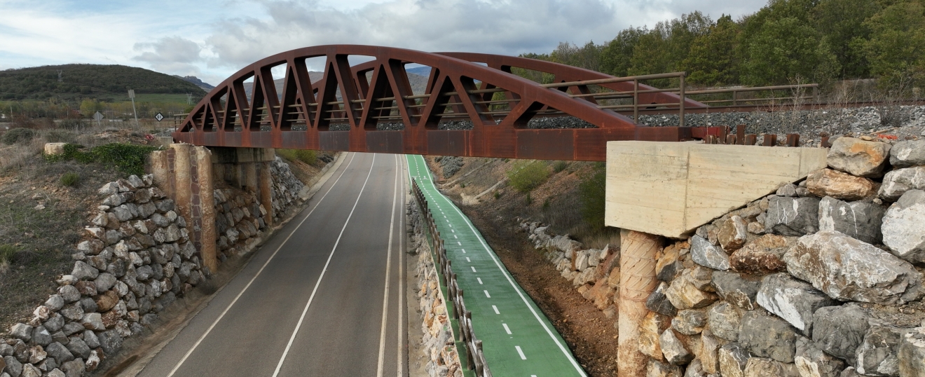 Puente de celosía sobre la carretera en Aguilar de Campoo. Fotografía aérea con dron de VISUAIR
