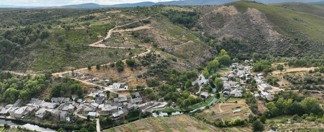Rihonor de Castilla y Rio de Onor en el valle. Fotografía aérea con dron de VISUAIR