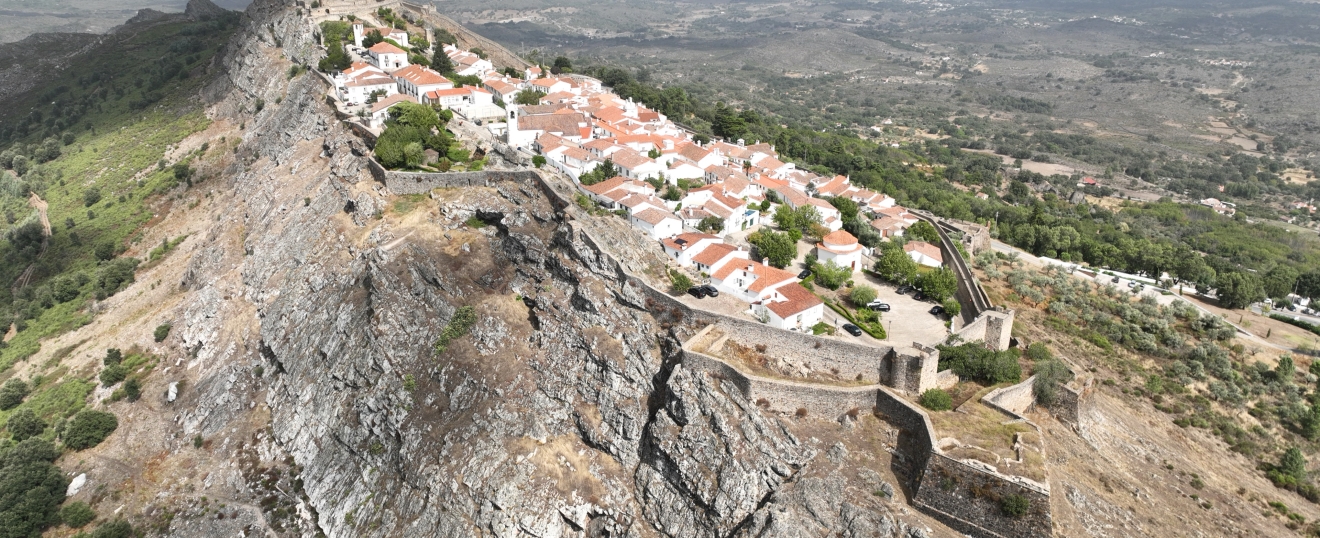 Marvão sobre el risco con la muralla. Fotografía aérea con dron de VISUAIR