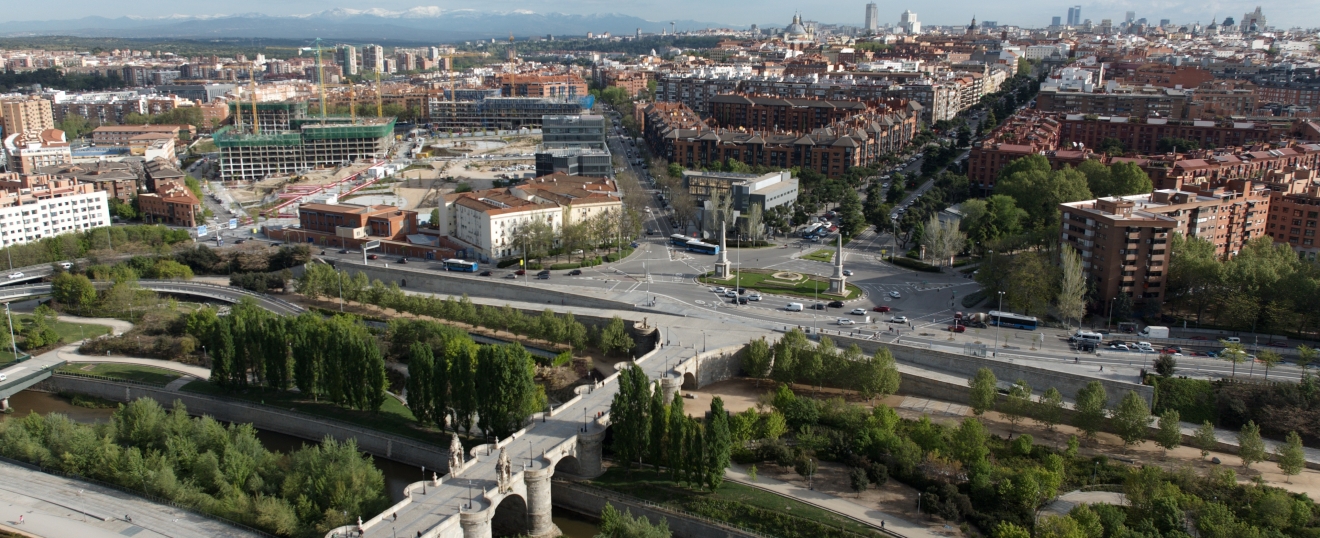 Puente de Toledo y Madrid Río con el skyline. Fotografía aérea con dron de VISUAIR