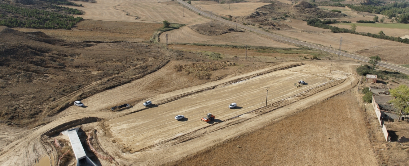 Plataforma del AVE con maquinaria entre campos. Fotografía aérea con dron de VISUAIR