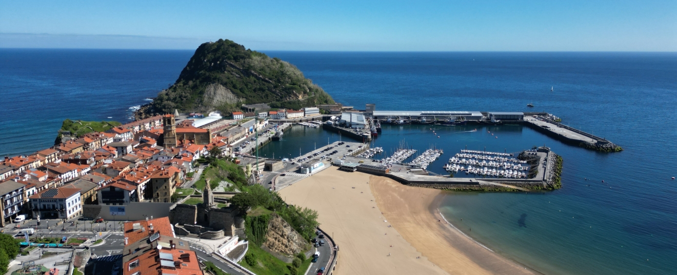 Getaria con el Ratón, la playa y el puerto. Fotografía aérea con dron de VISUAIR