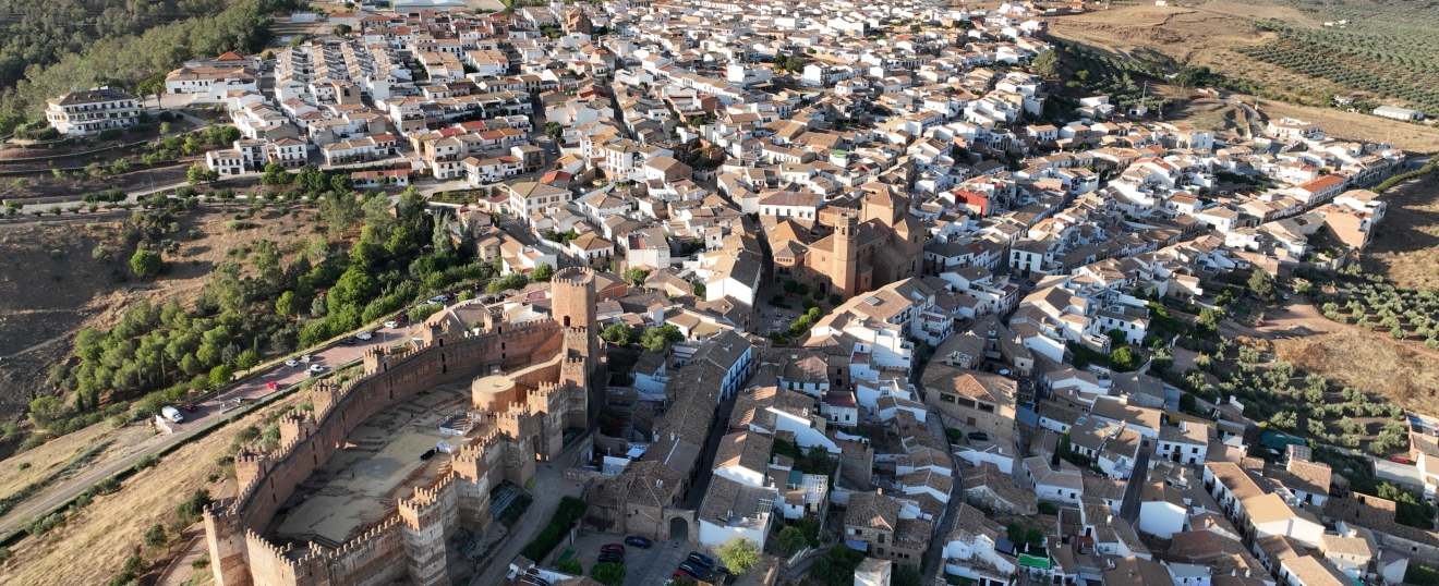 Castillo de Baños de la Encina sobre el pueblo. Fotografía aérea con dron de VISUAIR