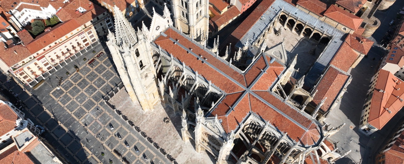 Catedral de León vista desde arriba. Fotografía aérea con dron de VISUAIR