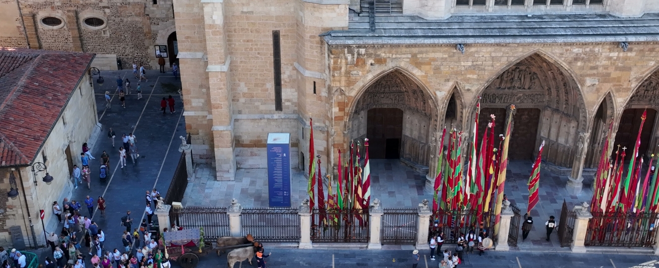 Pendones ante la catedral de León en San Froilán. Fotografía aérea con dron de VISUAIR
