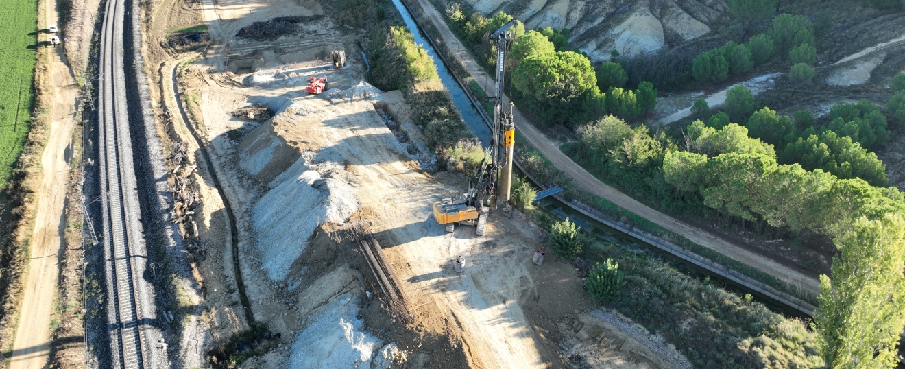Obras del AVE junto a la vía actual con pilotadora. Fotografía aérea con dron de VISUAIR