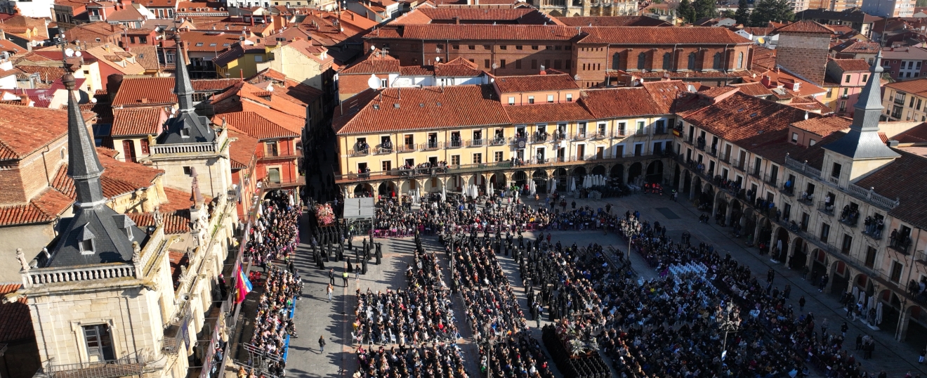 Procesión en la Plaza Mayor de León. Fotografía aérea con dron de VISUAIR