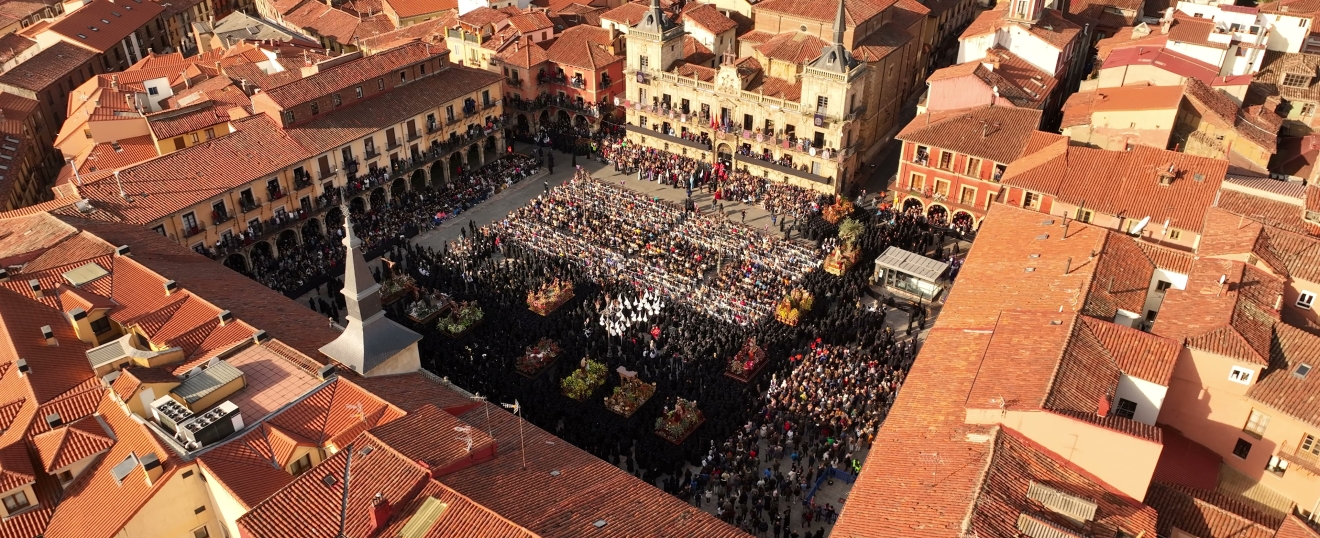 Plaza Mayor de León llena durante la procesión de Semana Santa. Fotografía aérea con dron de VISUAIR