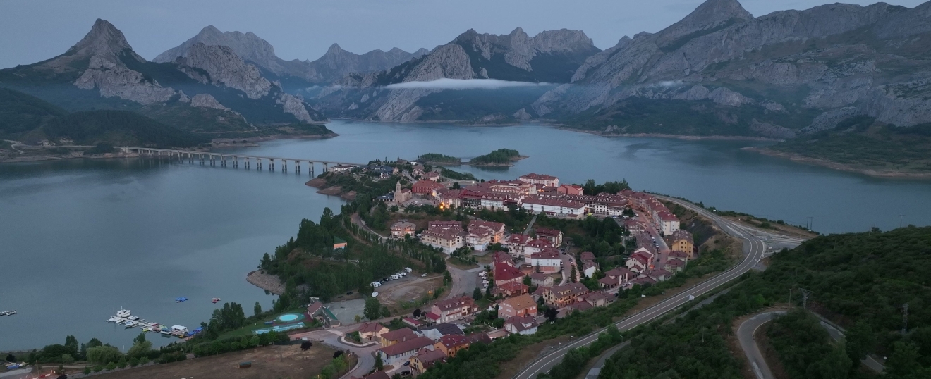 Riaño con el embalse y los picos al atardecer. Fotografía aérea con dron de VISUAIR