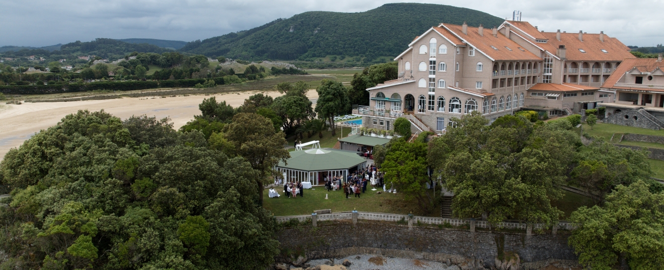 Hotel junto a la playa de Isla con la carpa del banquete. Fotografía aérea con dron de VISUAIR
