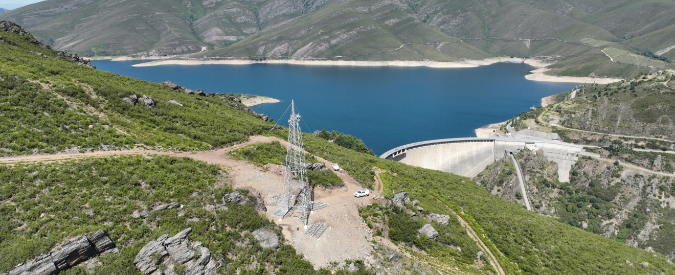 Torre de alta tensión junto al embalse de A Gudiña. Fotografía aérea con dron de VISUAIR