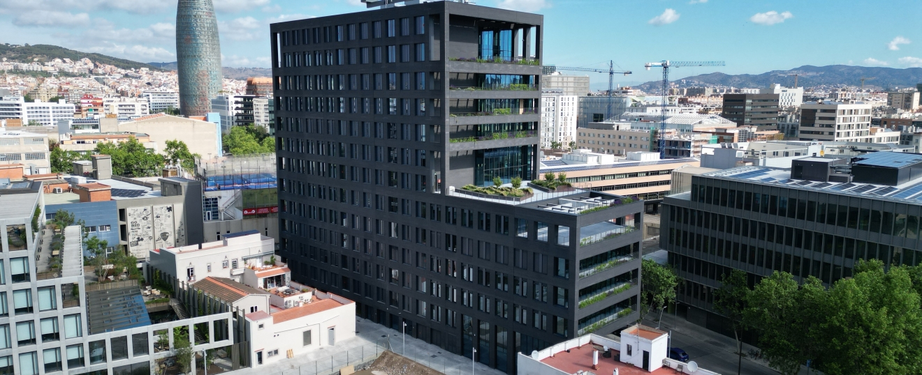 Edificio de oficinas en Barcelona con la Torre Glòries al fondo. Fotografía aérea con dron de VISUAIR
